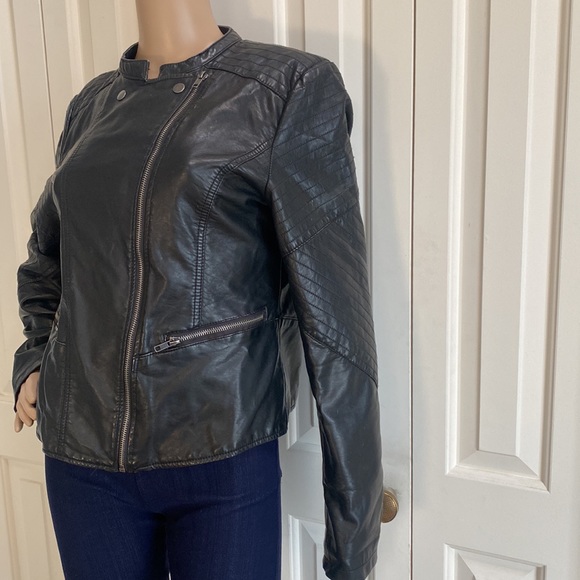 Xhilaration Womens L/XL Black Faux Leather Moto Jacket. Zipper front and 2 pocke - Picture 3 of 14